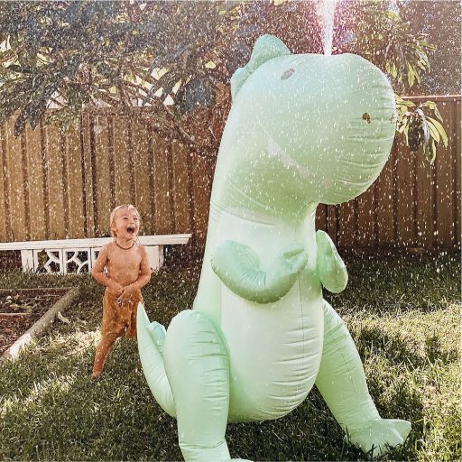 Sunnylife felfújható óriás spriccelő játék - Surfing Dino  