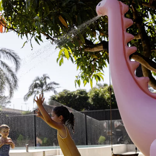 Sunnylife felfújható spriccelő játék - Dino Into the Wild Pink