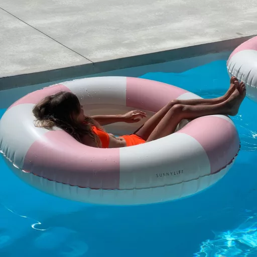 Sunnylife hálós úszógumi - Stole My Heart Pink Stripe CSOMAGOLÁSSÉRÜLT