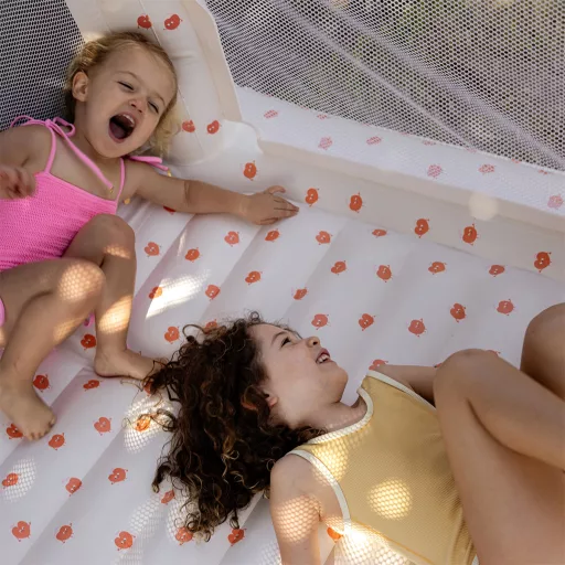 Sunnylife felfújható ugrálóvár - Poppy the Peach Cream 