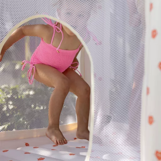 Sunnylife felfújható ugrálóvár - Poppy the Peach Cream 