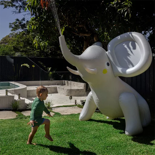 Sunnylife felfújható óriás spriccelő játék -Eli the Elephant Grey 