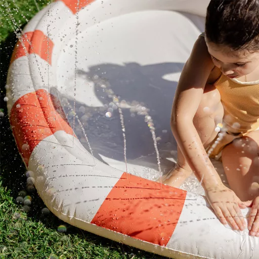 Sunnylife felfújható vízpermetező szőnyeg - Poppy the Peach