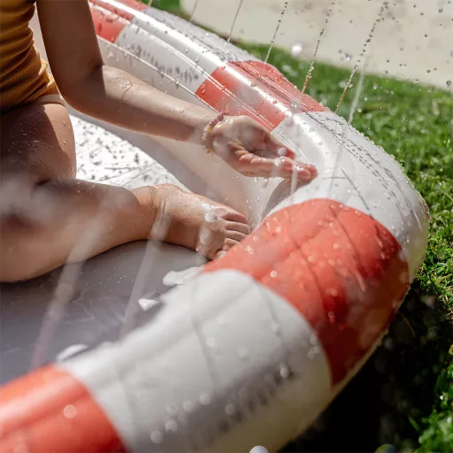 Sunnylife felfújható vízpermetező szőnyeg - Poppy the Peach