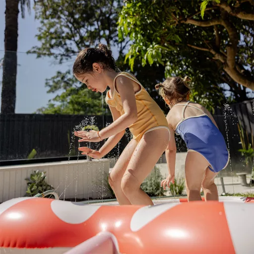 Sunnylife felfújható vízpermetező szőnyeg - Poppy the Peach